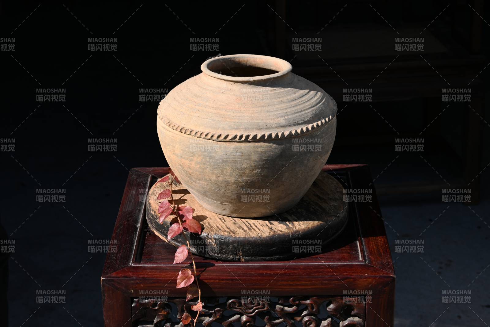 古陶罐静置花几