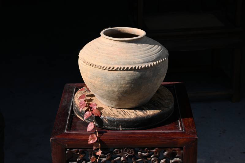 古陶罐静置花几