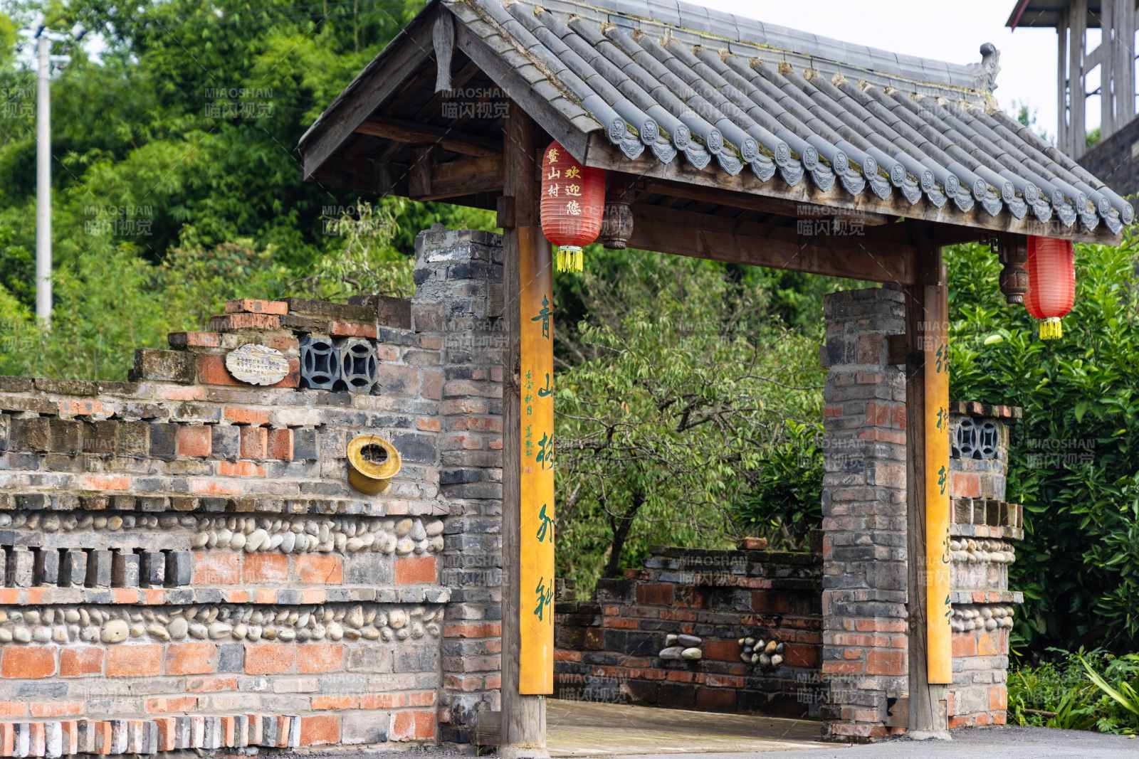 广安区石笋镇龙岩村人居环境 砖瓦门楼