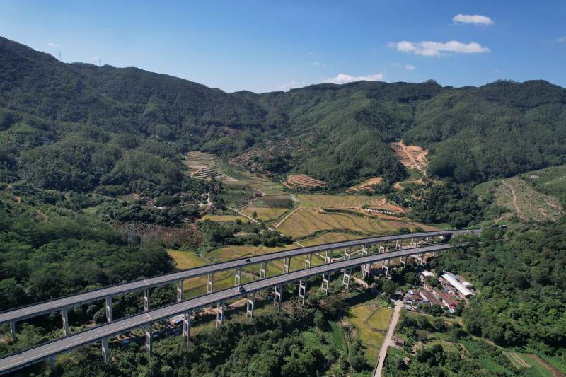 漳州市龍海區 青山綠水間的高架橋