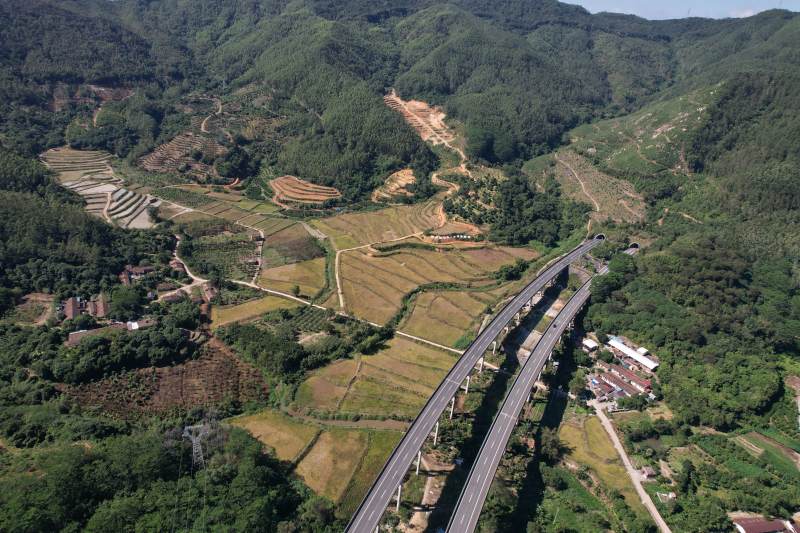 漳州市双第华侨农场 山间高速穿行田园