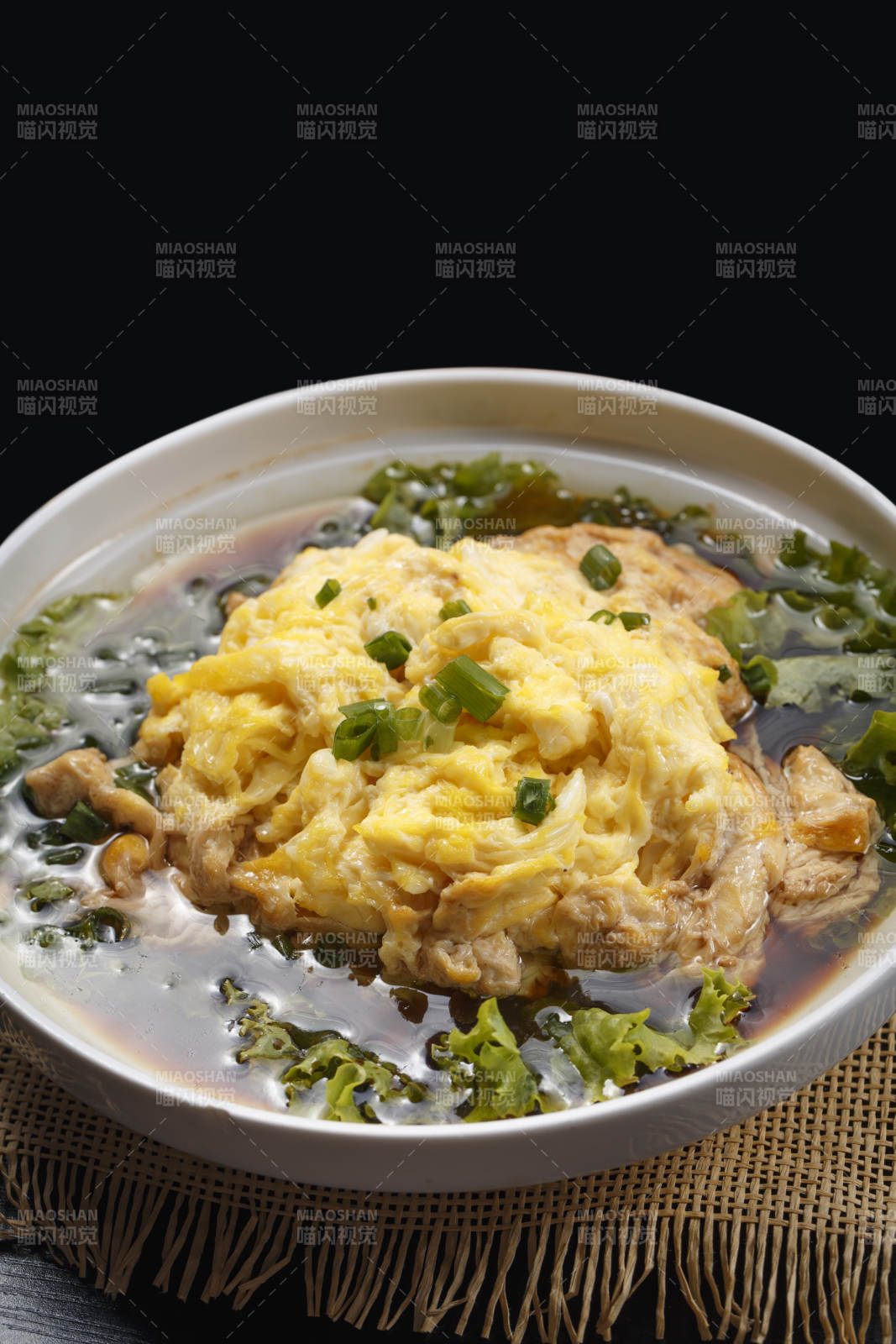 日式浇汁蛋包饭图片