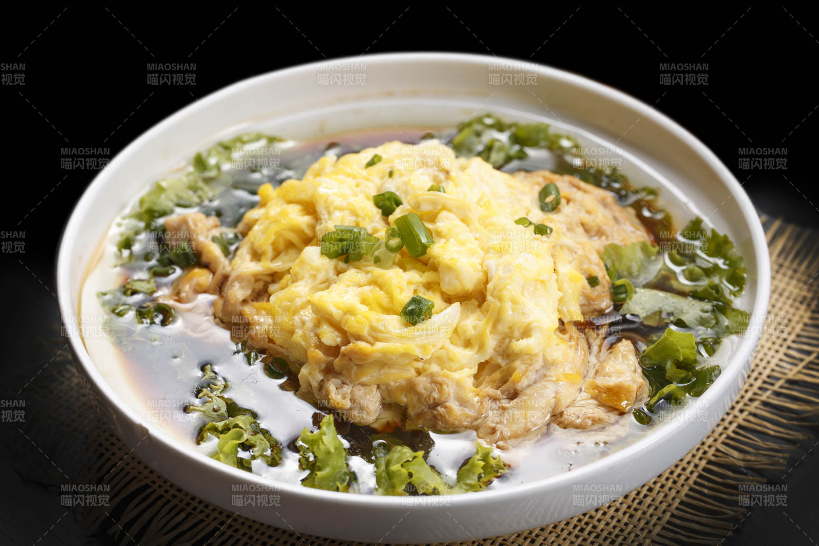 日式浇汁蛋包饭图片