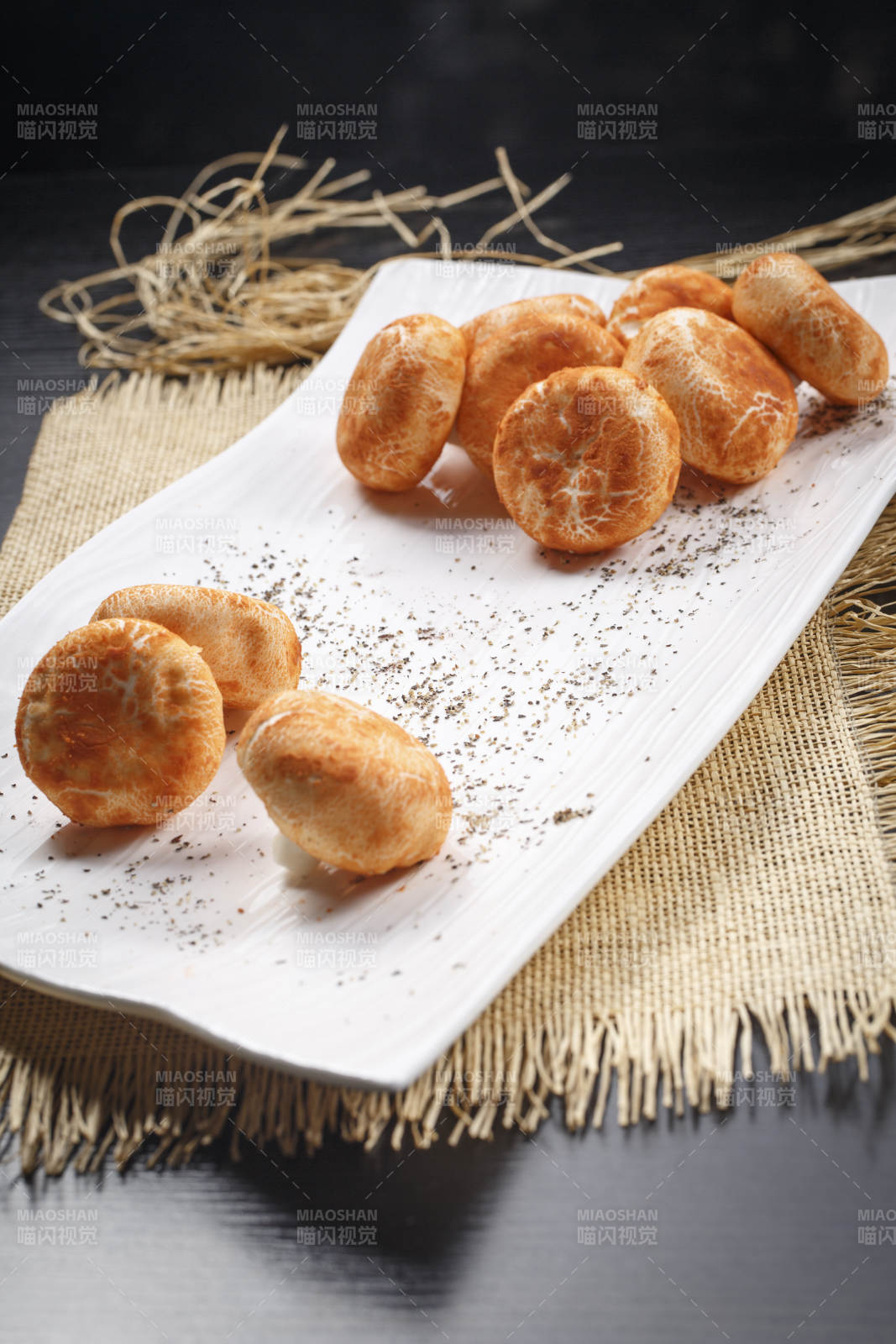 白色瓷盤裝的雜糧香菇包