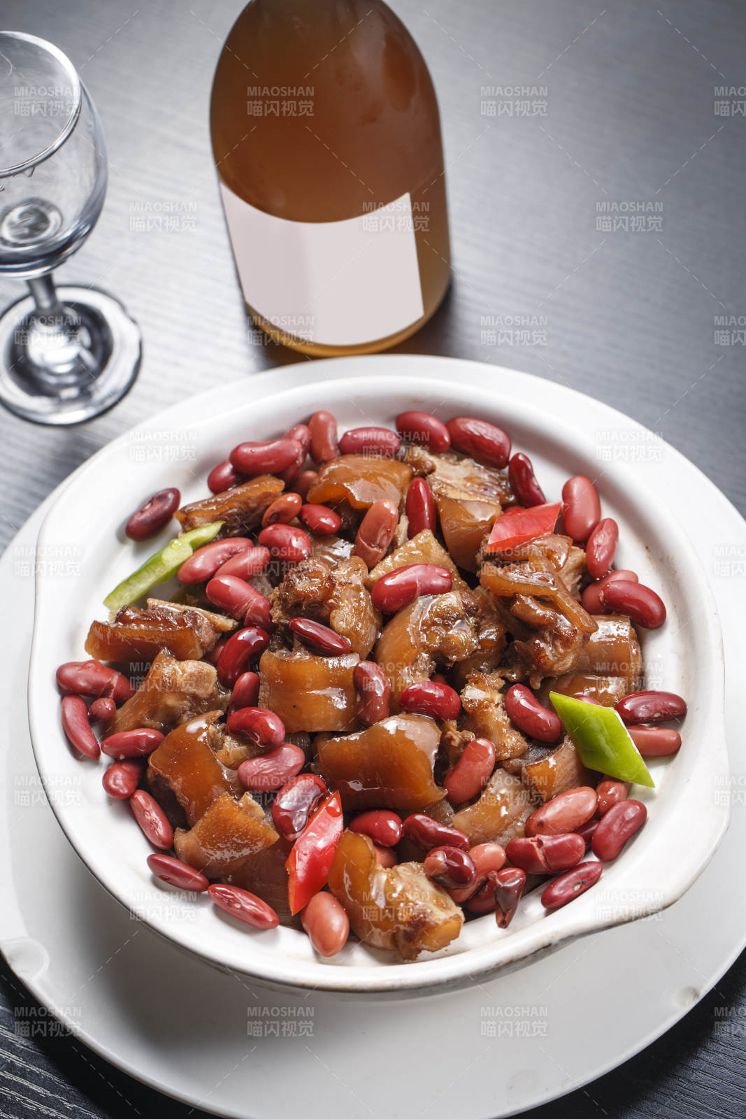 白色瓷盘装的红豆猪脸猪头肉