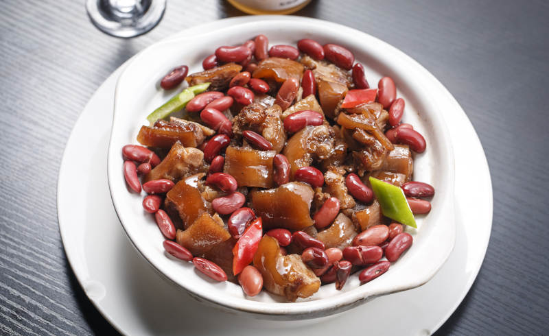 白色瓷盘装的红豆猪脸猪头肉