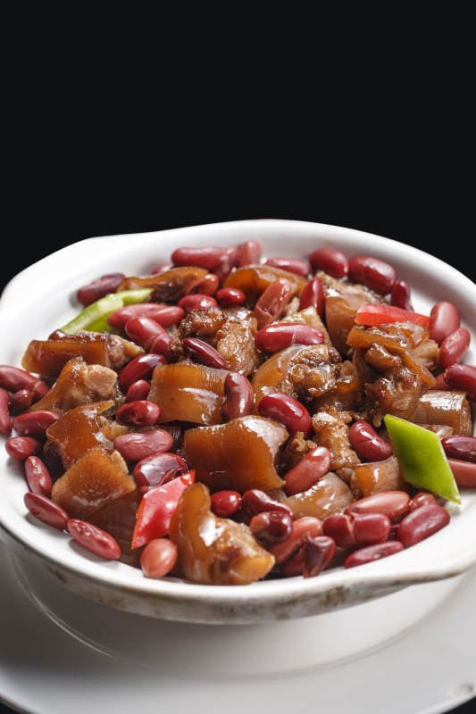 白色瓷盘装的红豆猪脸猪头肉