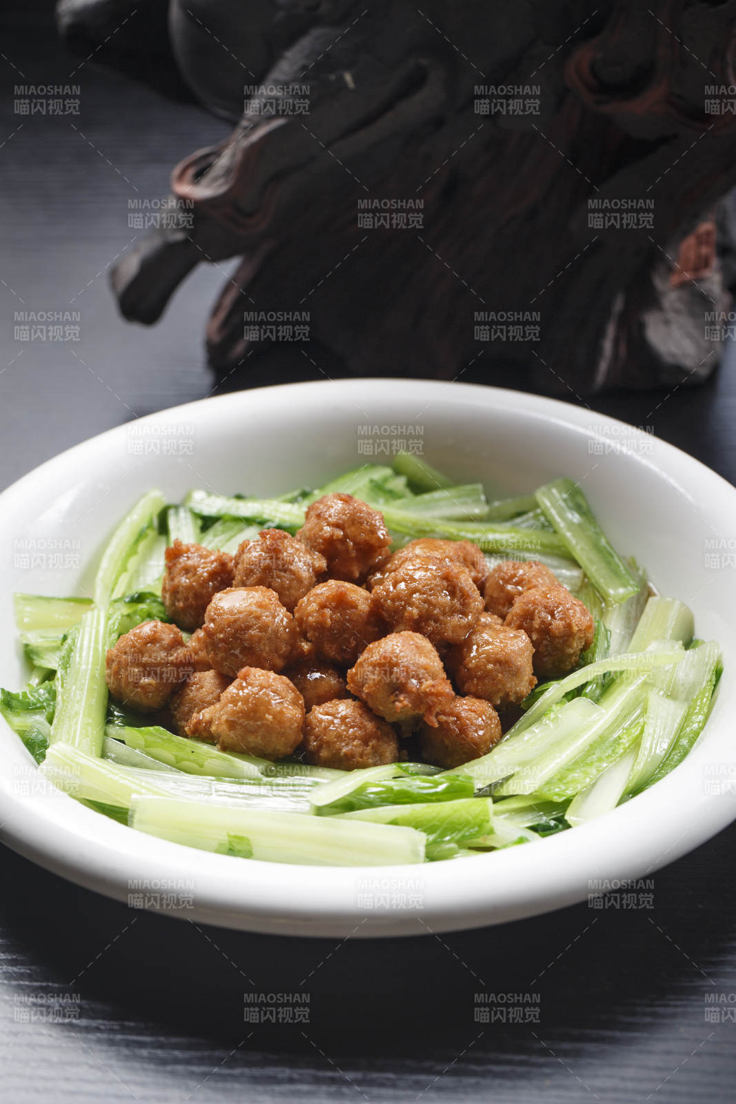 白色瓷盤裝的炸丸子