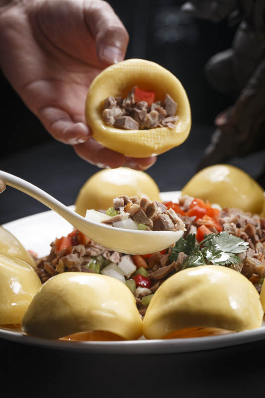 瓷盤裝的窩頭渣渣鴨