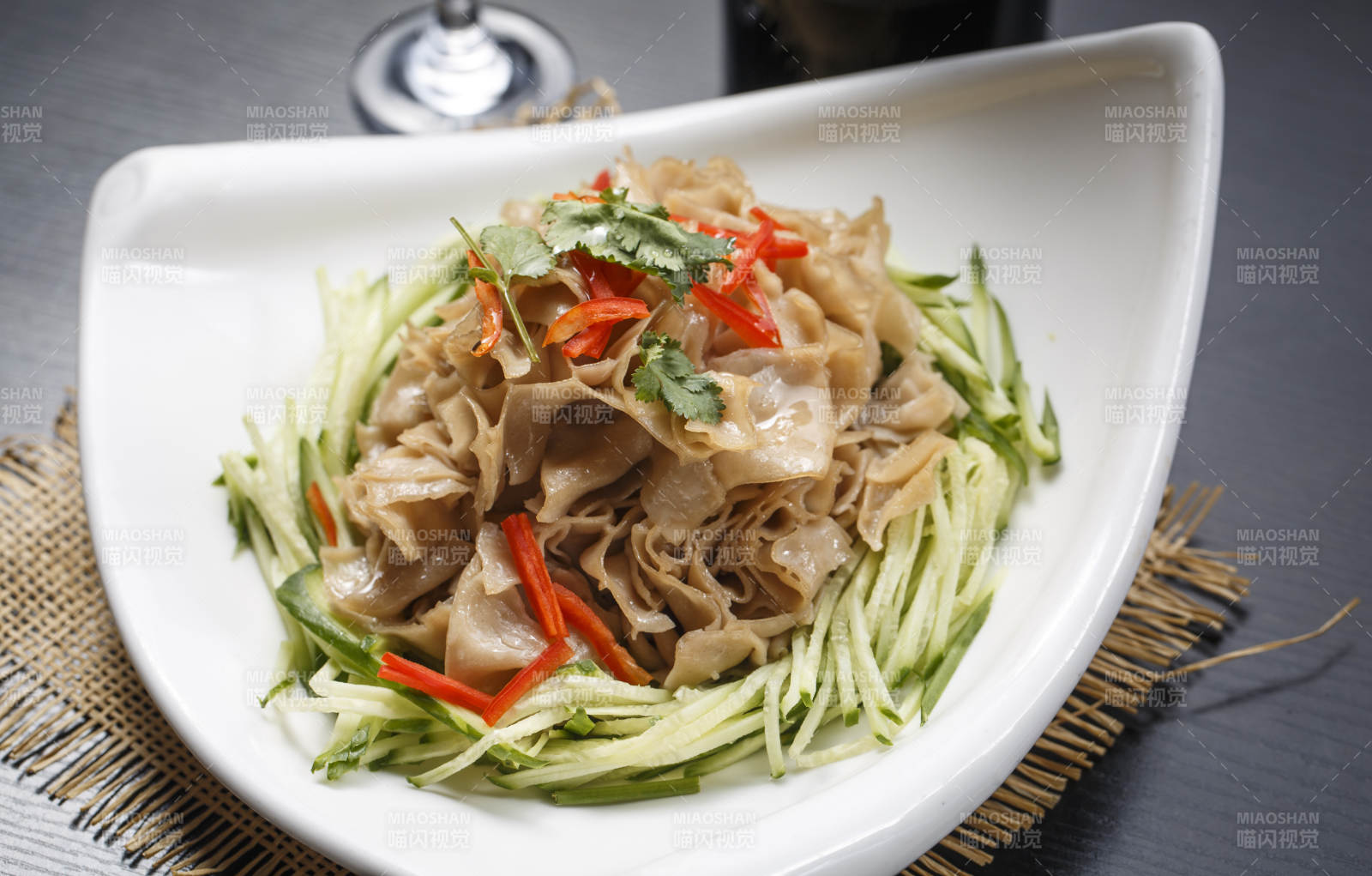 白色瓷盘装的凉拌莜面窝窝