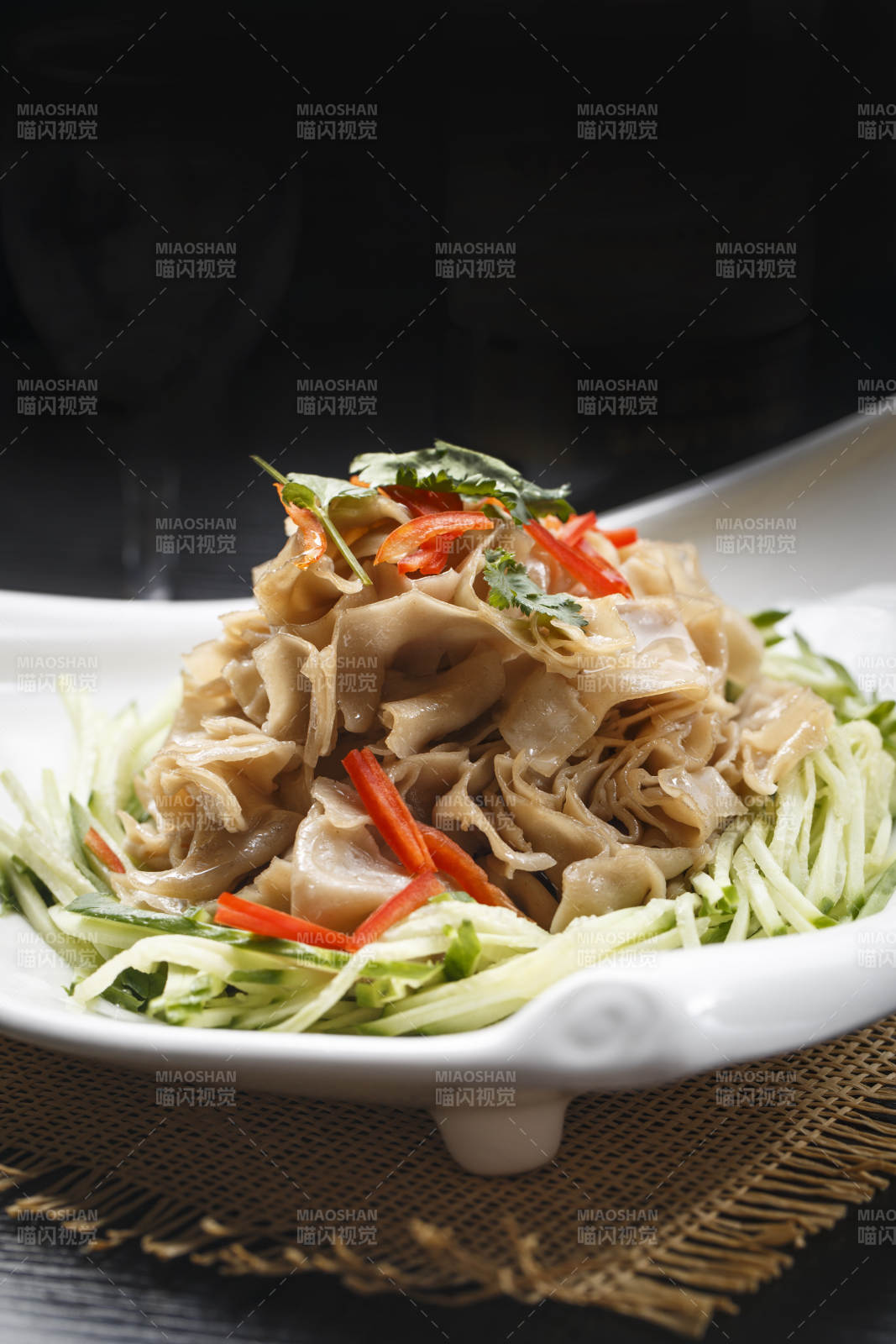 白色瓷盘装的凉拌莜面窝窝