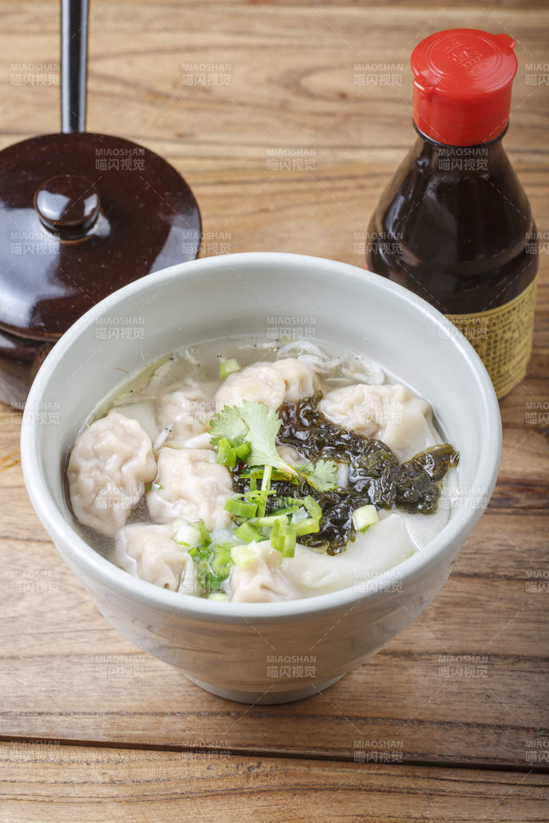 青色瓷碗裝的清湯餛飩