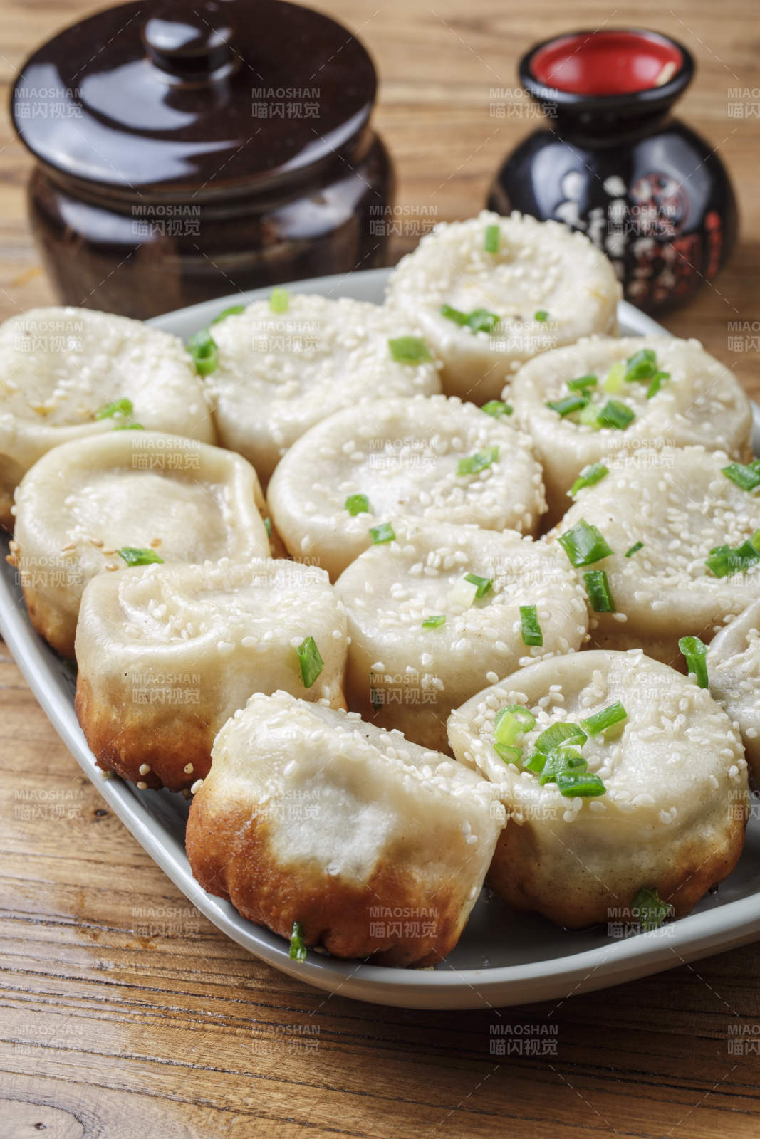 瓷盘装的海派生煎包