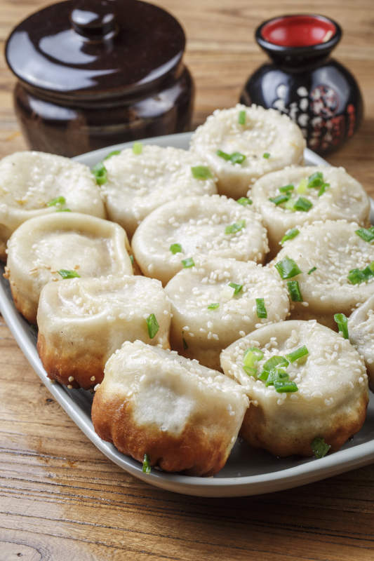 瓷盤裝的海派生煎包