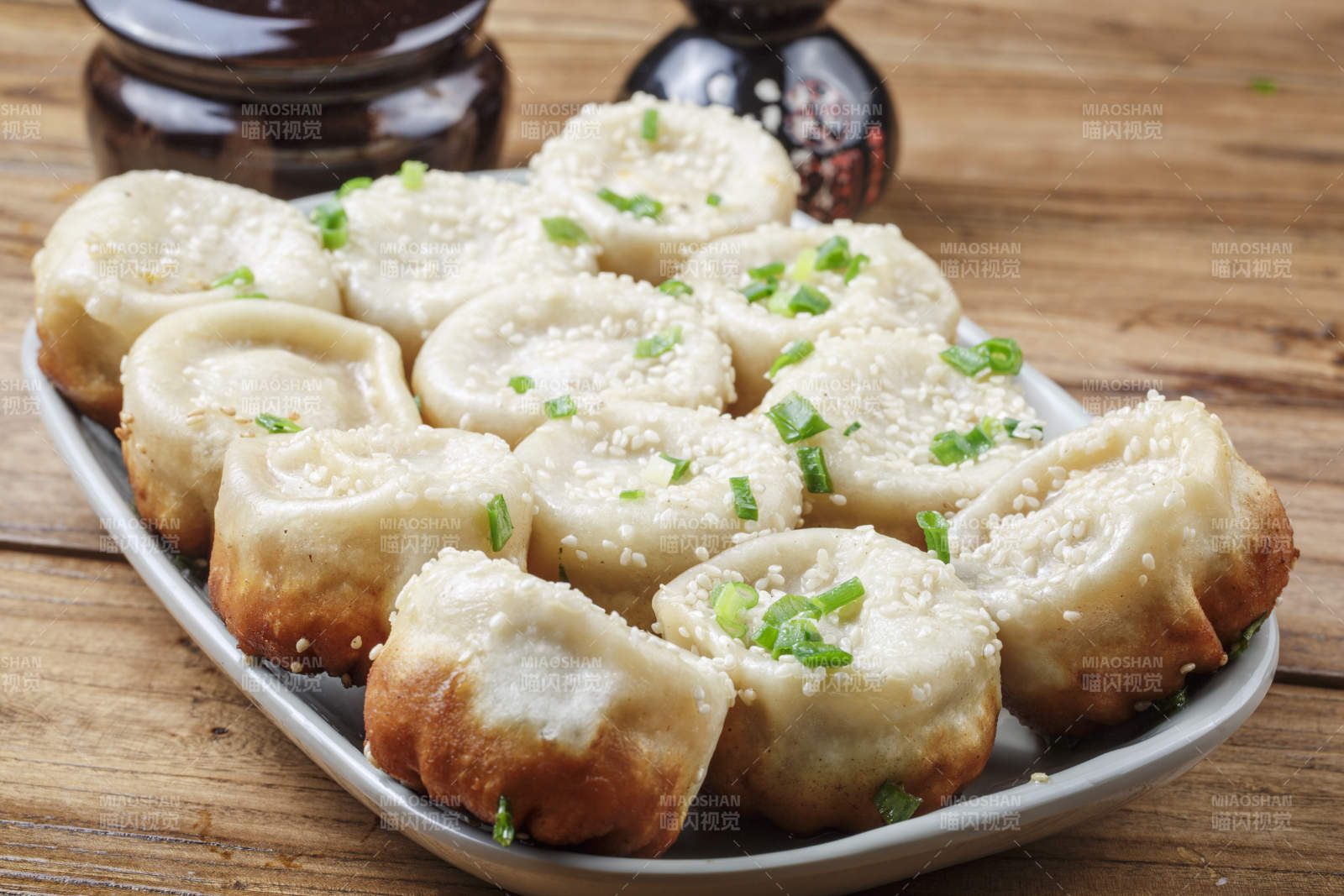 瓷盘装的海派生煎包