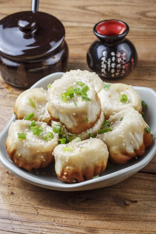 瓷盤裝的海派生煎包