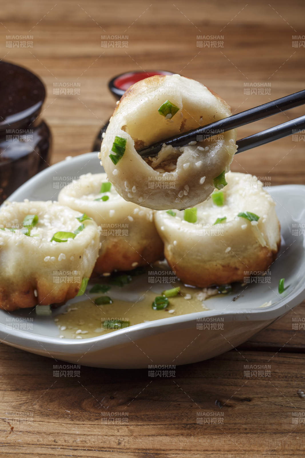 瓷盘装的海派生煎包