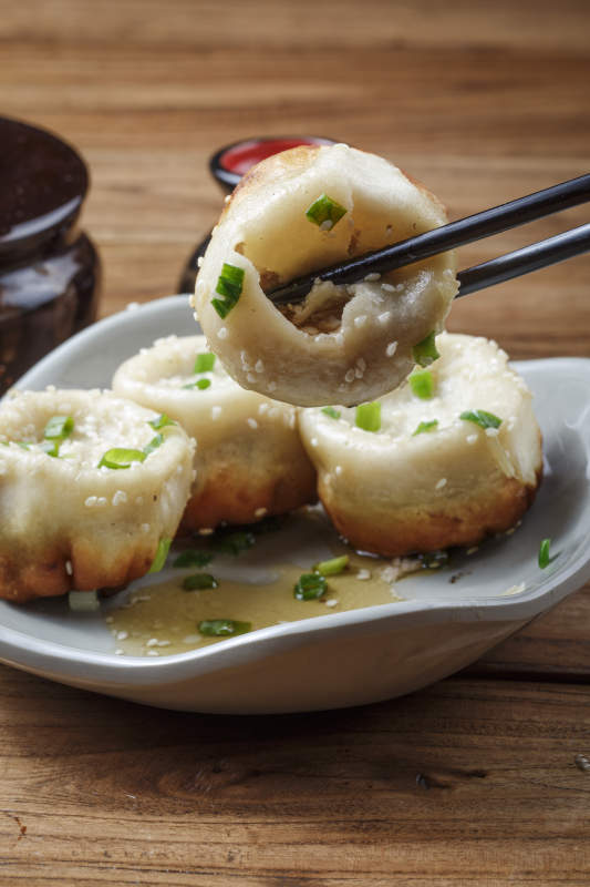 瓷盤裝的海派生煎包