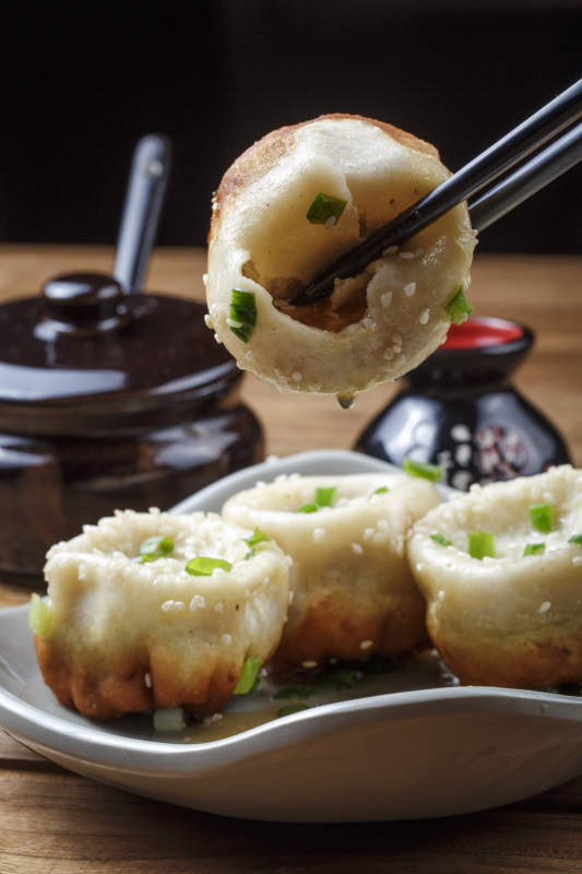 瓷盤裝的海派生煎包