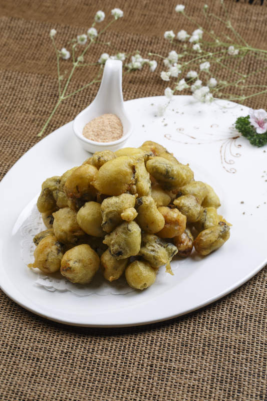 白色瓷盘装的香炸生蚝