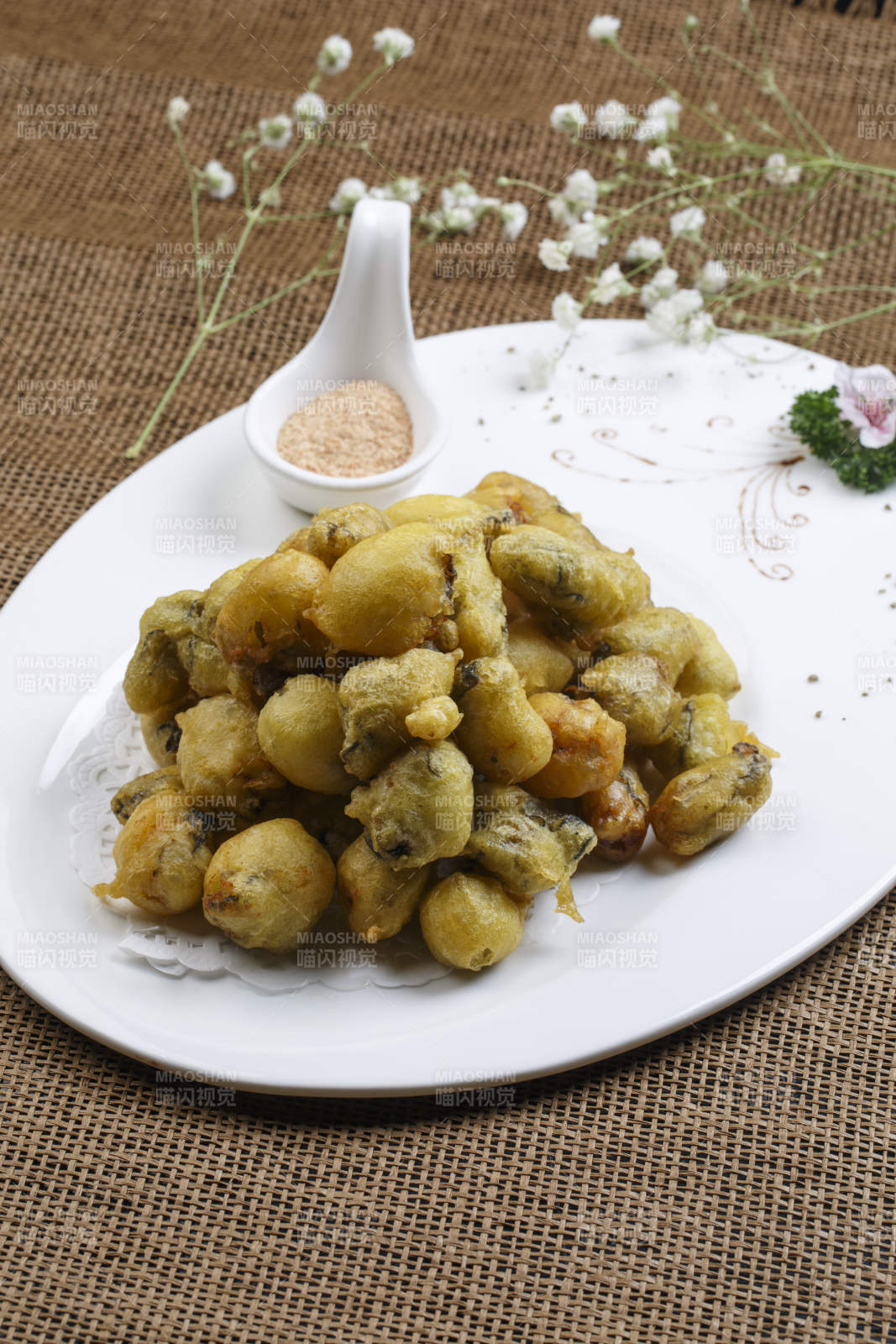 白色瓷盘装的香炸生蚝