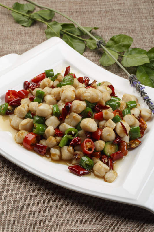 白色瓷盘装的香辣兔丁