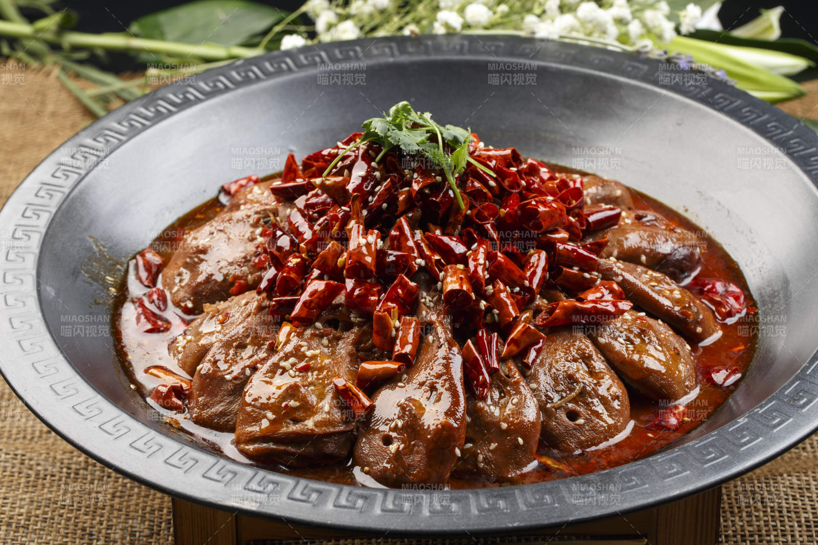 黑色鐵鍋裝的椒麻辣味燉雞塊