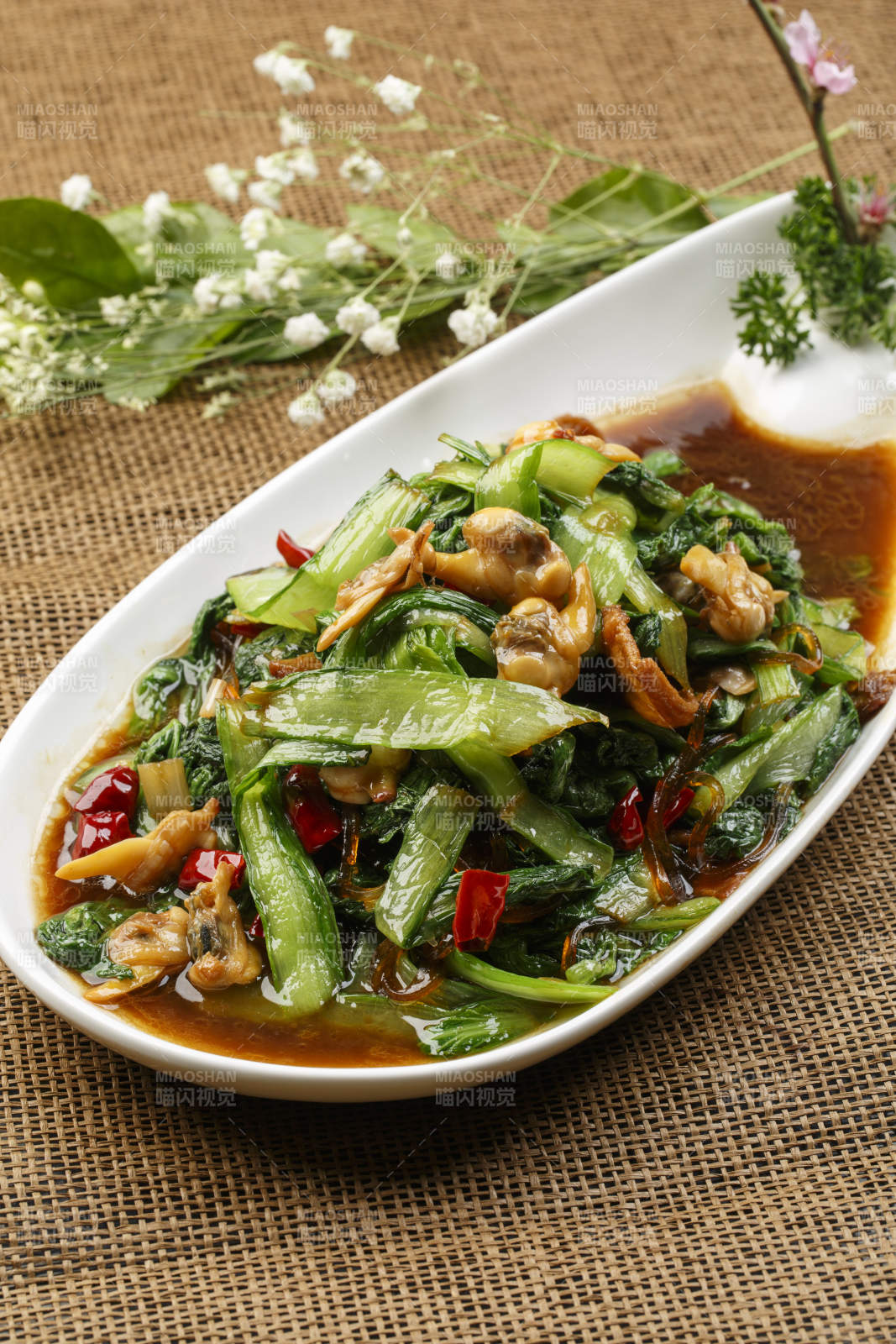 白色瓷汤盆装的香菜墨鱼丸