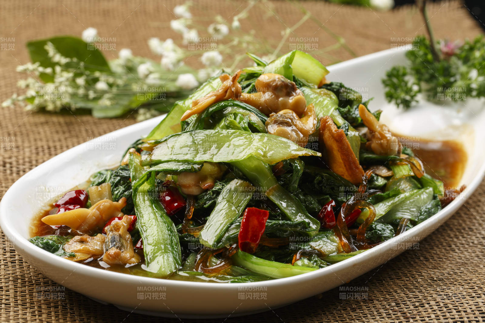 白色瓷盘装的香炸生蚝