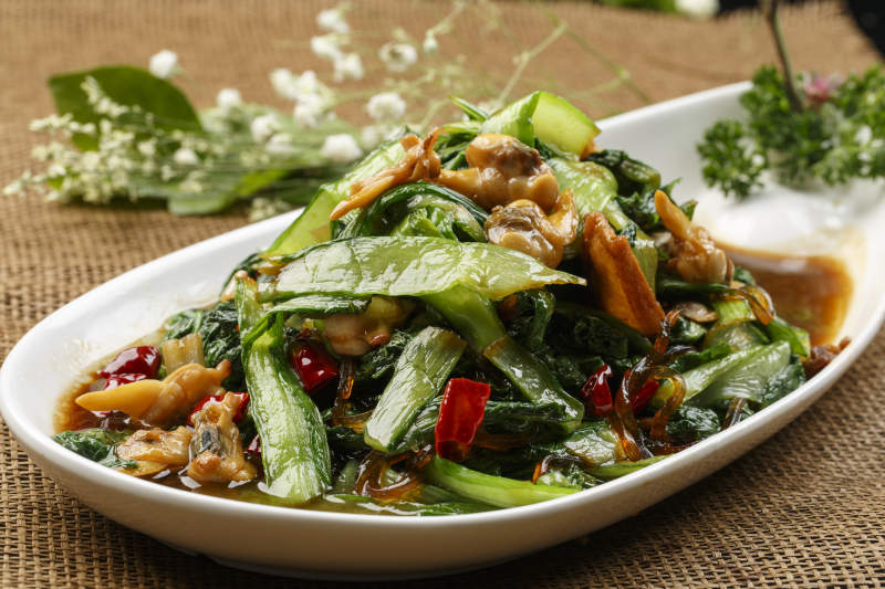 白色瓷盘装的香炸生蚝