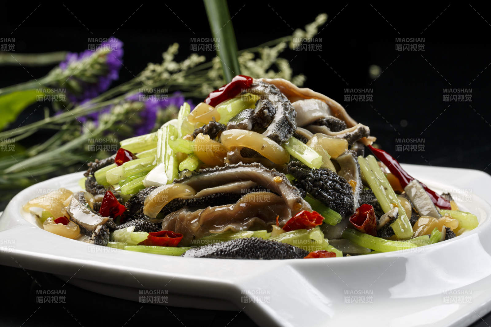 白色瓷盘装的燕麦片干炸小酥肉