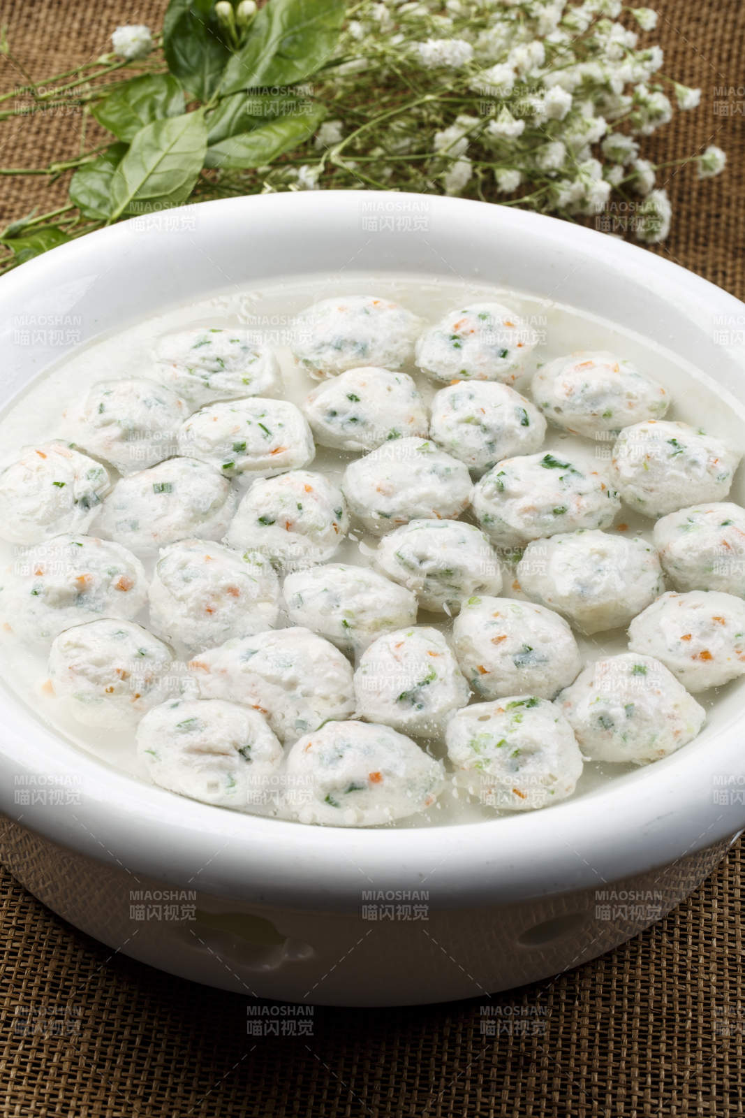 白色瓷盘装的燕麦片干炸小酥肉