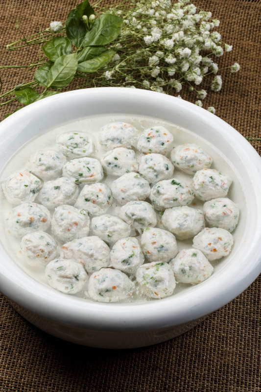 白色瓷盘装的鲶鱼炖豆腐