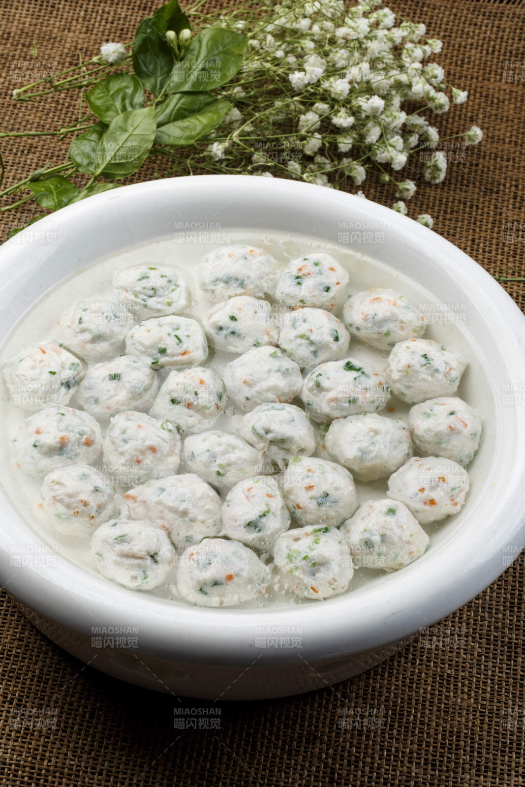 白色瓷盘装的鲶鱼炖豆腐