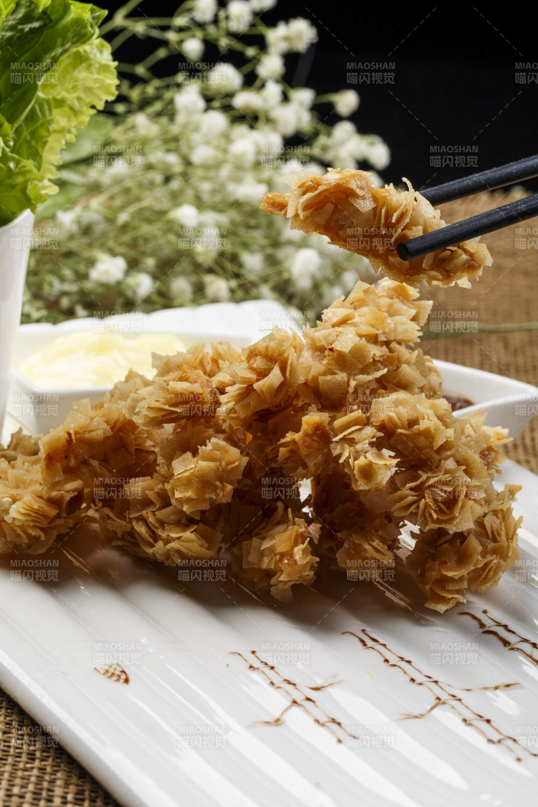 白色瓷盘装的鲶鱼炖豆腐