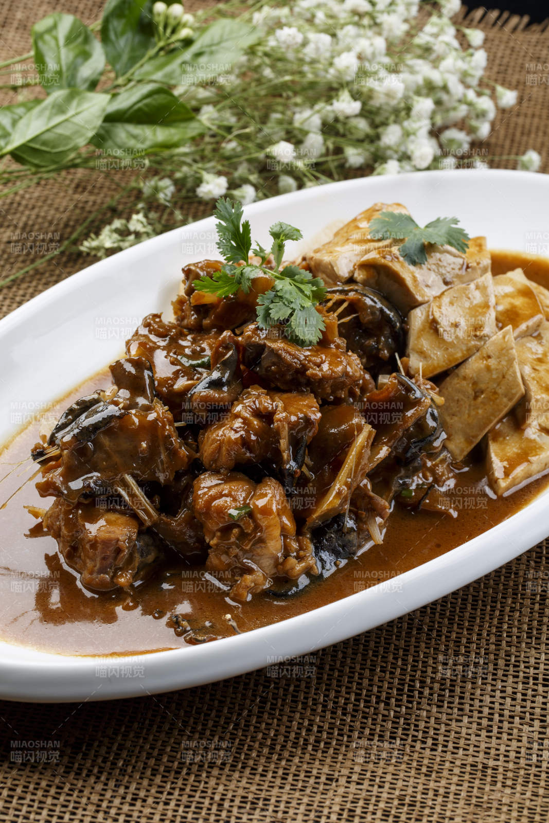 白色方形瓷盘装的海鲜炸双拼