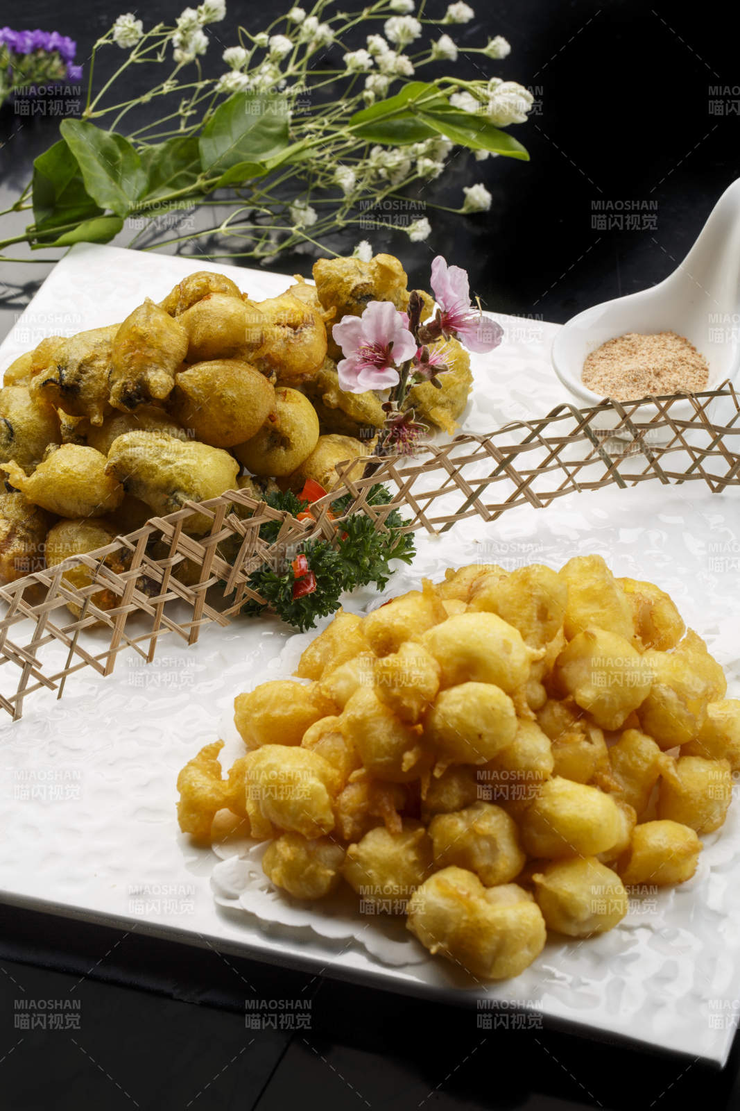 椭圆白瓷盘装的酥炸小黄鱼