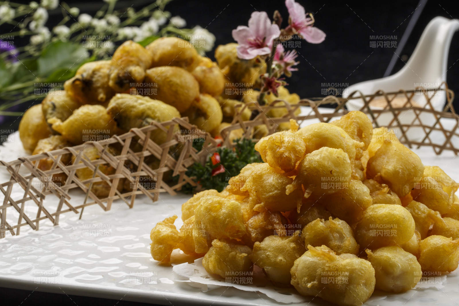 扇形瓷盘摆放的白瓷碗装的麻辣口水鸡