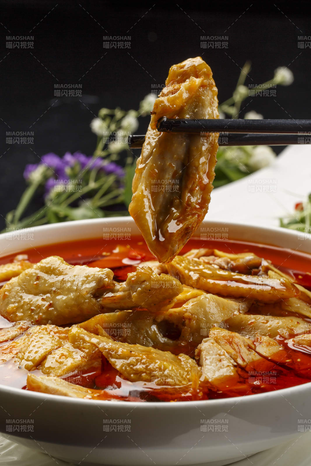 长方形白瓷盘装的麦香红薯条芋头图片