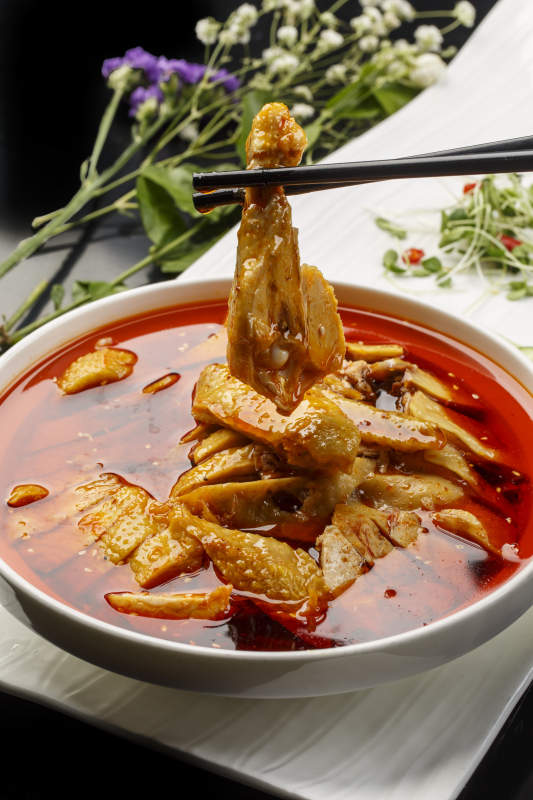 扇形瓷盘摆放的白瓷碗装的麻辣口水鸡