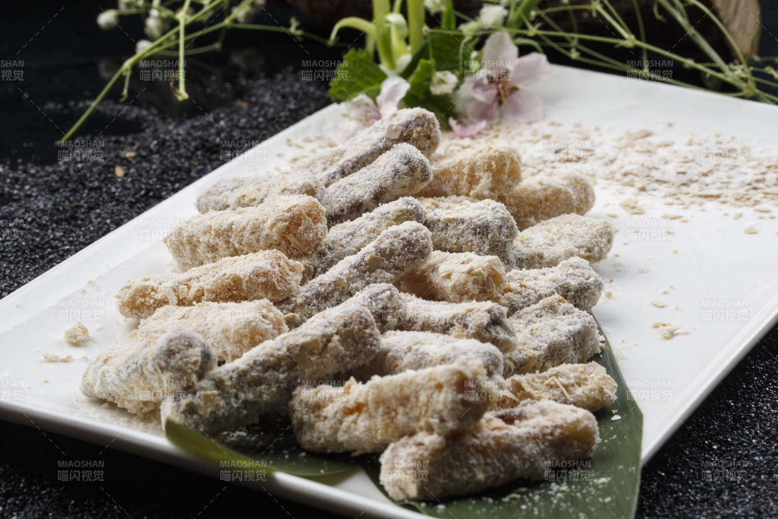 扇形瓷盘摆放的白瓷碗装的麻辣口水鸡