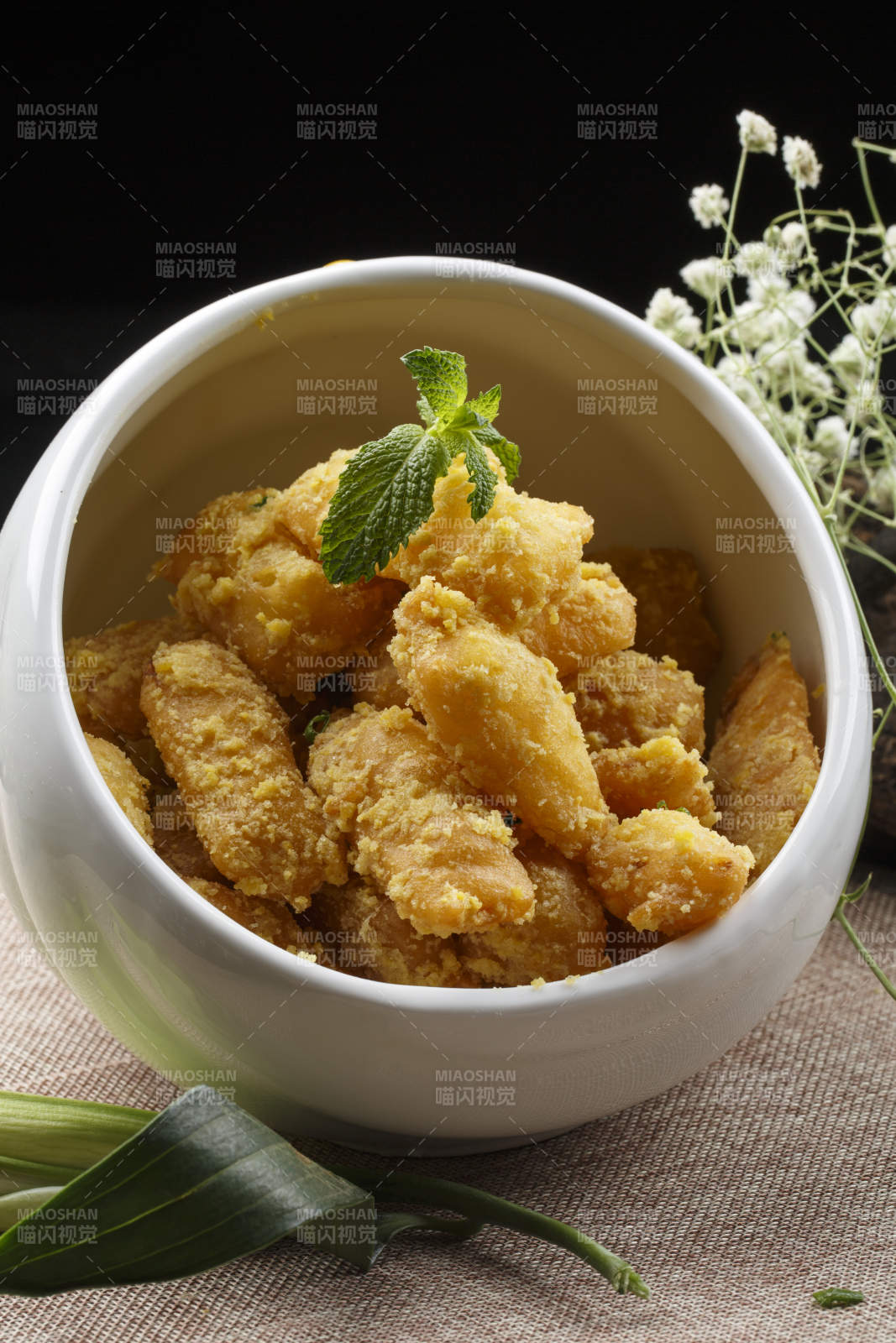 長(zhǎng)方形白瓷盤(pán)裝的風(fēng)味豬肝