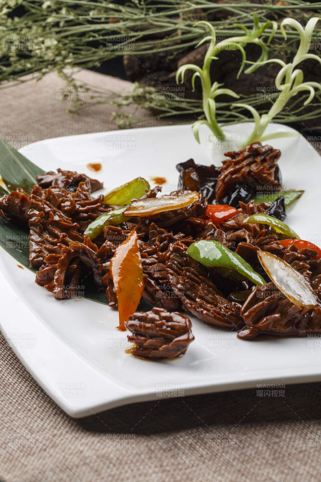 方形瓷盤裝的蔥香肋排