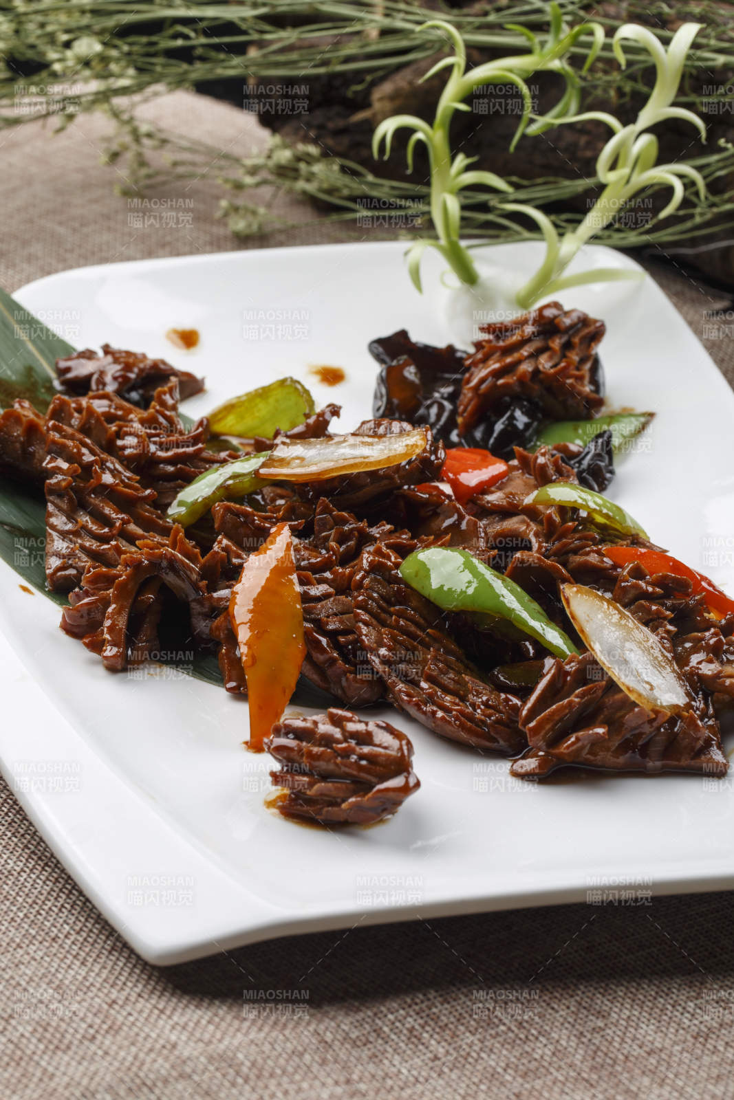 方形瓷盤裝的蔥香肋排