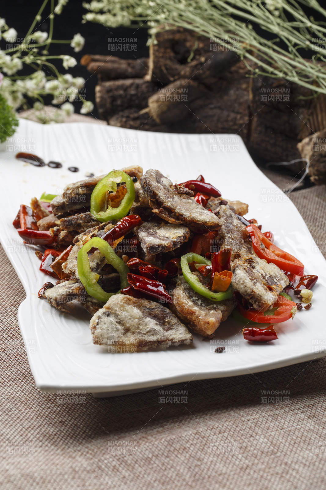 方形瓷盤裝的蔥香肋排