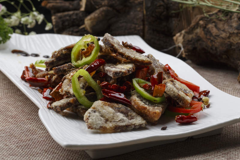 長方形白瓷盤裝的剁椒辣醬蒸金針菇