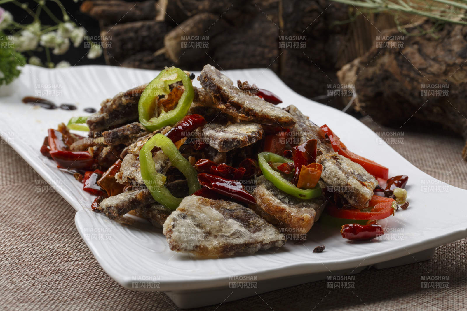 長方形白瓷盤裝的剁椒辣醬蒸金針菇