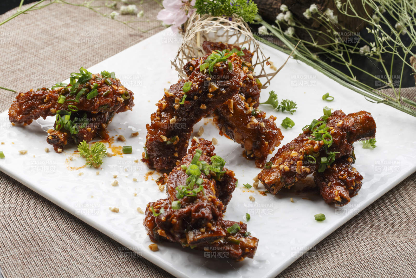 長方形白瓷盤裝的剁椒辣醬蒸金針菇