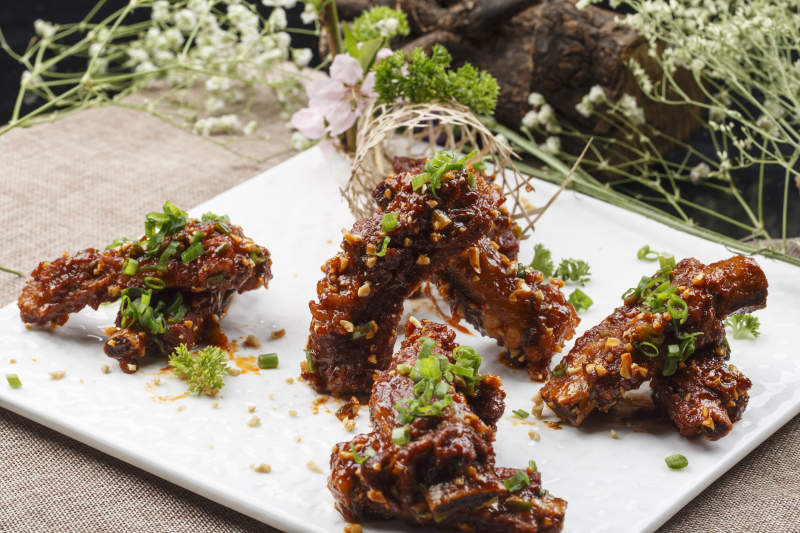 長方形白瓷盤裝的剁椒辣醬蒸金針菇