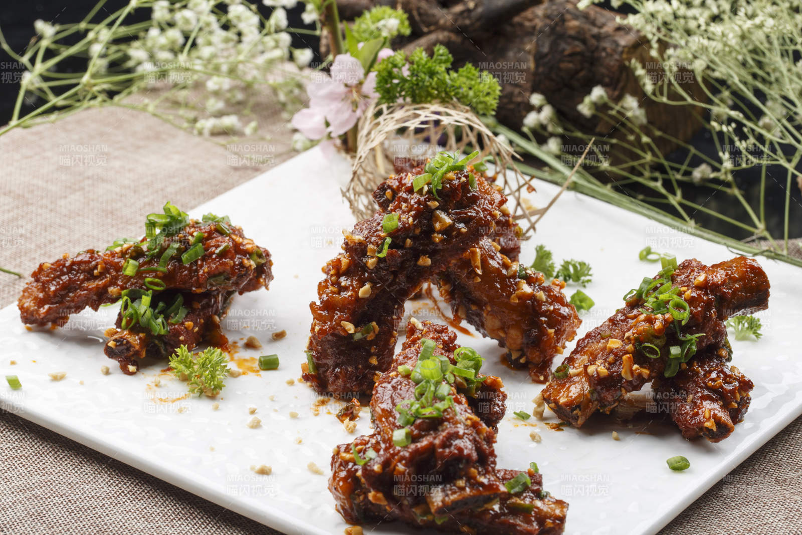 长方形白瓷盘装的剁椒辣酱蒸金针菇